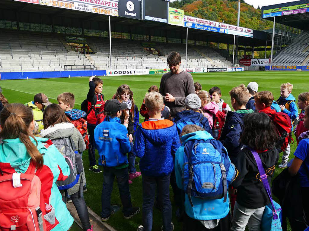 SC-Pressesprecher Sascha Glunk erklrt den Kindern die Besonderheiten des Stadions.