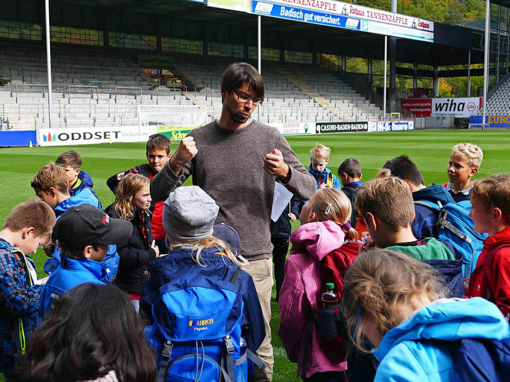 SC-Pressesprecher Sascha Glunk erklrt den Kindern die Besonderheiten des Stadions.