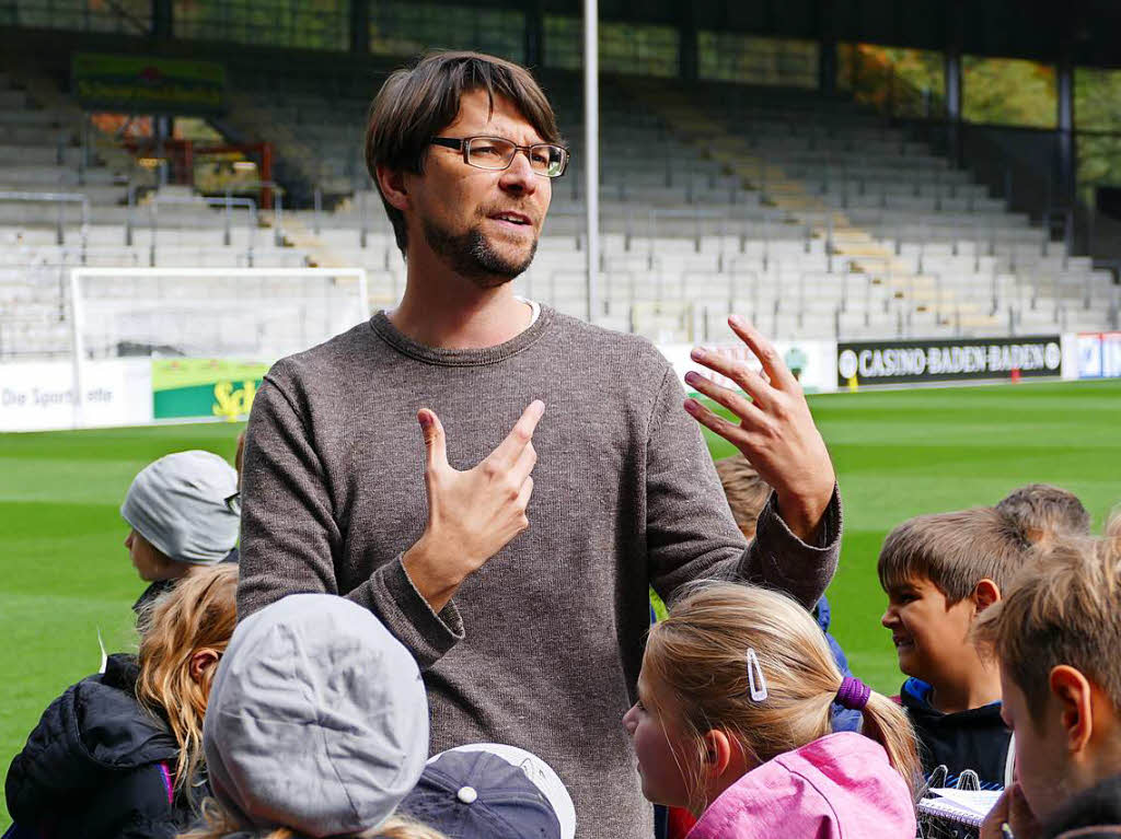 SC-Pressesprecher Sascha Glunk erklrt den Kindern die Besonderheiten des Stadions.
