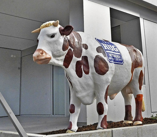 Diese Kuh, die vor der neuen Filiale s...hat der Knstler Bruno Haas gestaltet.  | Foto: Barbara Ruda