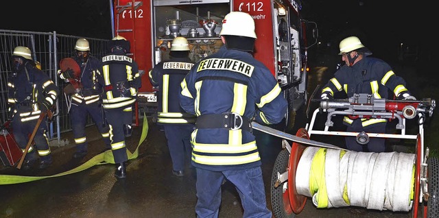 Knigschaffhausen. Die Schlauchleitung wird aufgebaut.  | Foto: Roland Vitt