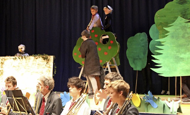 Eine Szene aus &#8222;Peter und der Wo...rgeboten von der Mllheimer Stadtmusik  | Foto: Jennifer Ruh