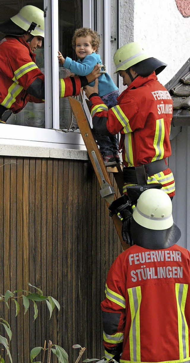 Umsichtig und ruhig halfen die Feuerwe...m Fenster auf die Leiter.Foto: Stadler  | Foto: Andrea Stadler