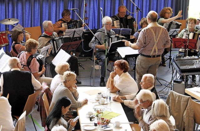 Znftig in Tracht spielte das Kabinett-Sptlese-Orchester des HHV Pfaffenweiler  | Foto: Hans Jrgen Kugler