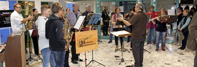 Die Blsergruppe unterhielt die Besucher im Foyer der Schule.   | Foto: Reinhard Cremer