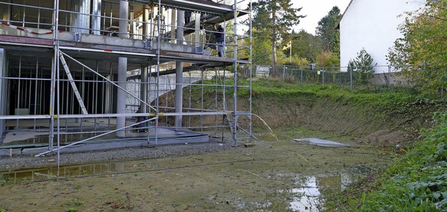 Auf der Sdostseite der Kindergartenba...e  macht Wasser vom Hang zu schaffen.   | Foto: Markus Maier