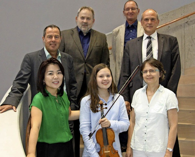 Interpreten und Untersttzer des aussc...bach und Dirigentin Brigitte Schnabel.  | Foto: Walter Bronner