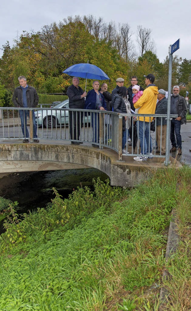 Ortsbesichtigung mit dem Bauausschuss ... an der Ecke Industriestrae/Am Kanal   | Foto: Olaf Michel