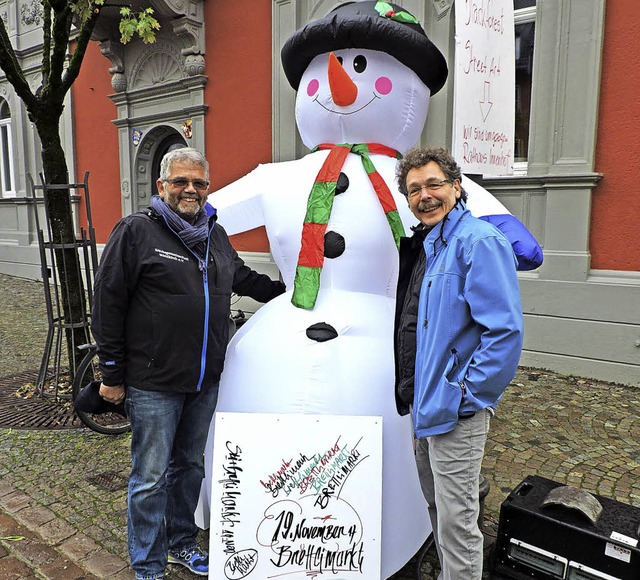 Uwe Klos und Bernhard Steinhart von de...evorstehenden Wintermarkt aufmerksam.   | Foto: Sylvia Sredniawa