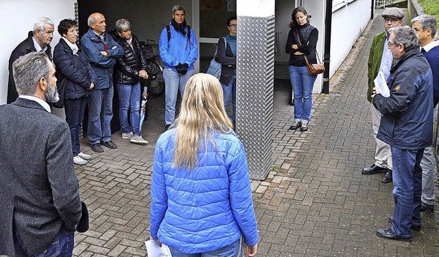 Die Ortschaftsrte und Vertreter des G...ents begutachten  die Sonnenrainhalle.  | Foto: H. Gollin