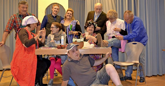 Die Mimen aus Friedenweiler leben sich...ostme und Kulissen sind fast fertig.   | Foto: Liane Schilling