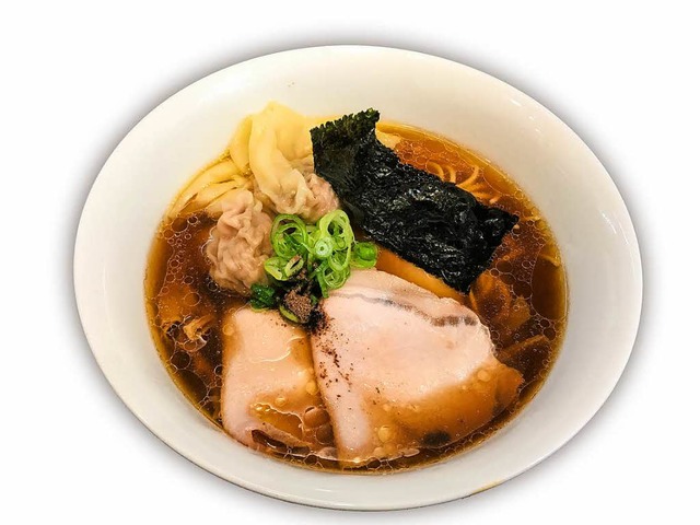 Wonton Shoyu Soba im Tsuta: Ramen mit ...einefleisch, Teigtaschen und Seealgen.  | Foto: Saurer