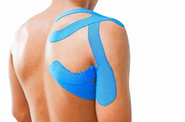 Nicht schn, aber oft hilfreich: Kinesiotape    | Foto: Adobe.com