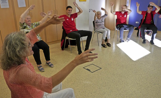 Tanzpdagogin Petra Amann (links) fhr...nzen im Sitzen&#8220; im Seniorenheim.  | Foto: Hlter-Hassler