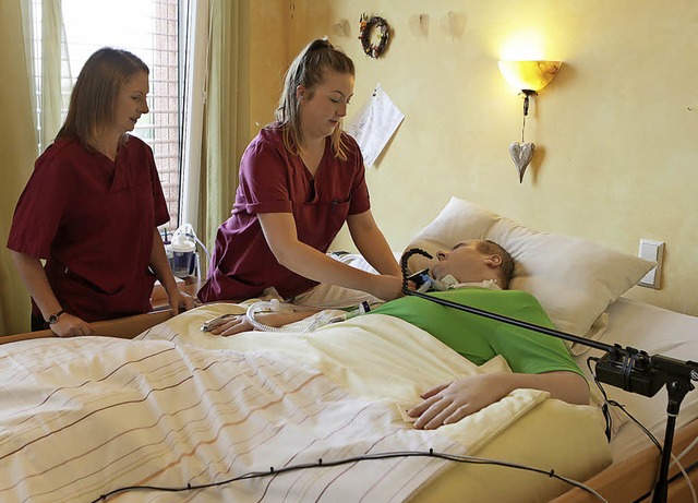 Die Abgeordnete Sandra Boser (links) u...terin Tamir Krechting am Krankenbett.   | Foto: Christoph Breithaupt