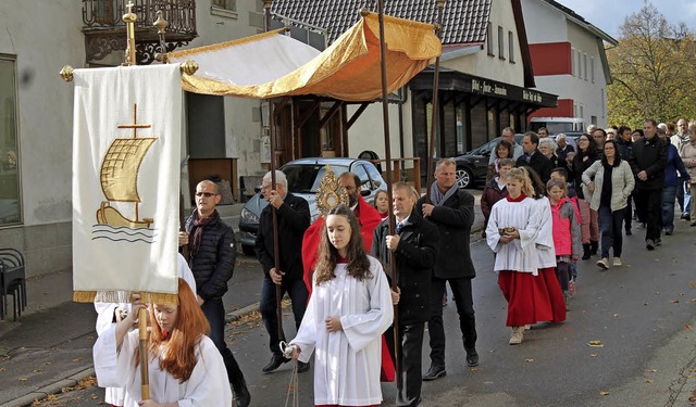In einer feierlichen Prozession zogen ...st der Heiligen Ursula durch den Ort.   | Foto: Rde