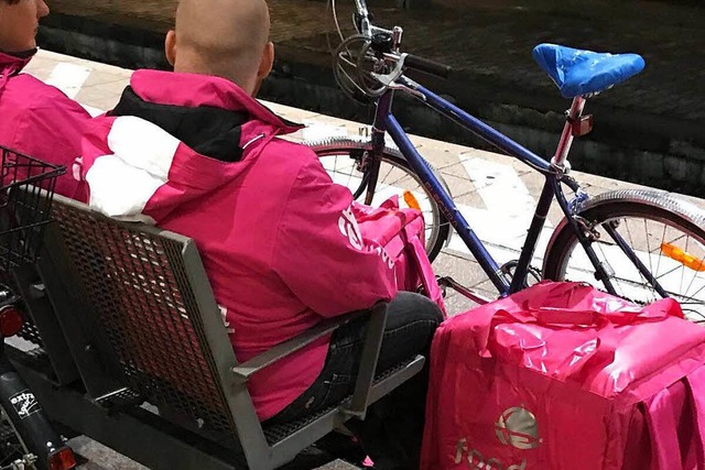 Die Pink gekleideten Foodora-Kuriere fahren jetzt auch durch Freiburg.  | Foto: Bernhard Amelung
