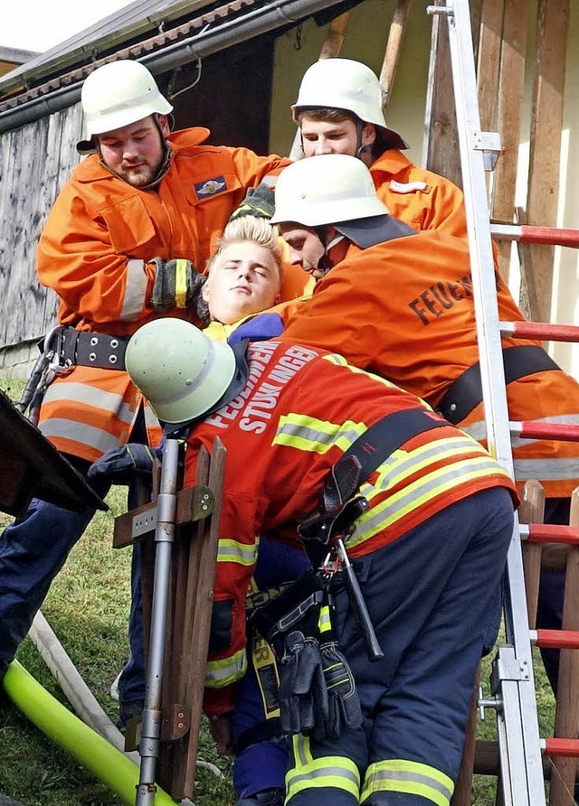 Behutsam wurden die &#8222;Verletzten&... Feuerwehrkameraden aus Bettmaringen.   | Foto: Andreas Mahler