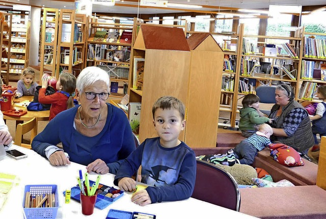 Die Kinder basteln in der Gemeindebcherei ihre persnlichen Lesezeichen.  | Foto: Alexa Nbling