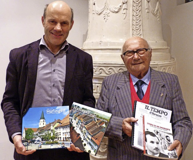 Agostino Bellini  (rechts) berreicht sein Buch an Hauptamtsleiter  Vetter.    | Foto: Gabi Lendle.