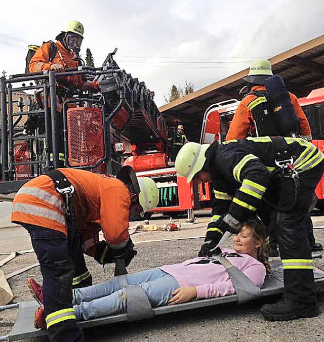 Mit Hilfe der Drehleiter konnten die g...m Dach der Werkstatt gerettet werden.   | Foto: Seifermann