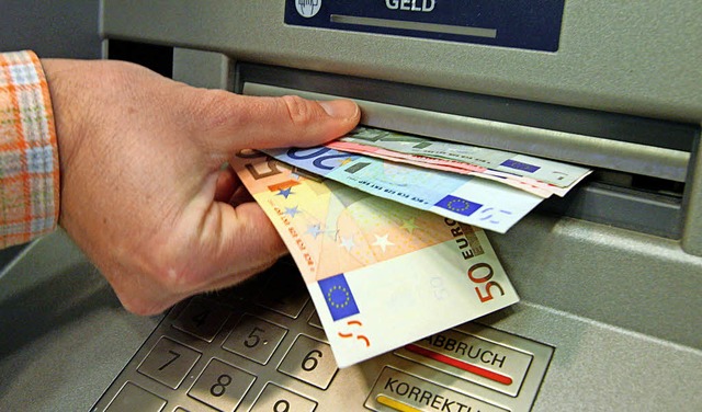 Fr Blinde oft extrem schwierig: Geld abheben am Automaten  | Foto: DPA