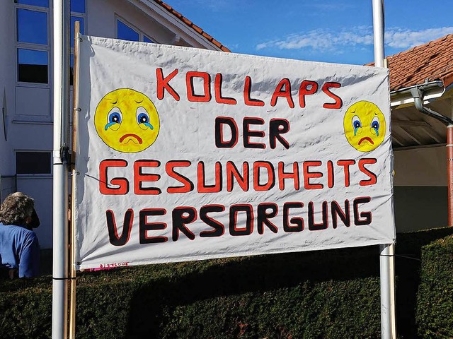 Untersttzer des Bad Sckinger Spitals...ransparenten und Luftballons deutlich.  | Foto: Felix Held