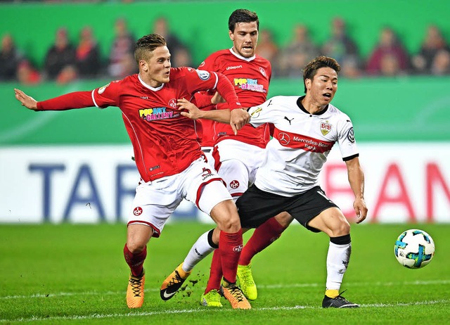 Der Stuttgarter Takuma Asano (rechts) ... Elfmeter fhrt zum 1:1  fr den VfB.   | Foto: dpa