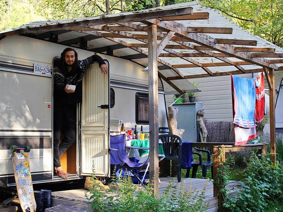 Pascal Topitsch lebt in einem gemietet...agen auf dem Campingplatz am Hirzberg.  | Foto: Laura Wolfert
