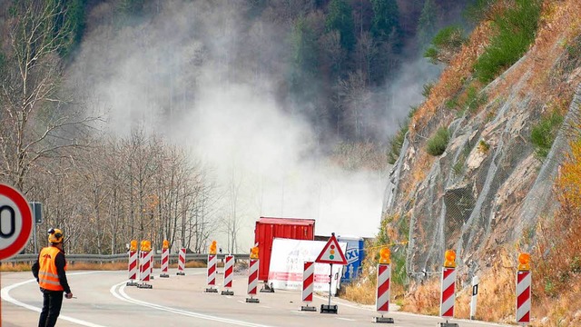 Wo gesprengt wird, da wird Staub aufgewirbelt.  | Foto: Dirk Sattelberger