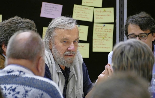 In Gruppen diskutierten die Teilnehmer...emen Wohnen, Verkehr und Einzelhandel.  | Foto: Lena Marie Jrger