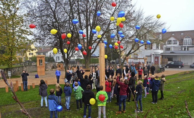 Luftballons in den Emmendinger Stadtfa...-Gnth-Strae in den nebligen Himmel.   | Foto: Gerhard Walser