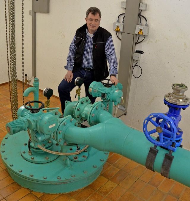 Wassermeister Hanspeter Strbin am Tiefbrunnen im Mattfeld  | Foto: SENF