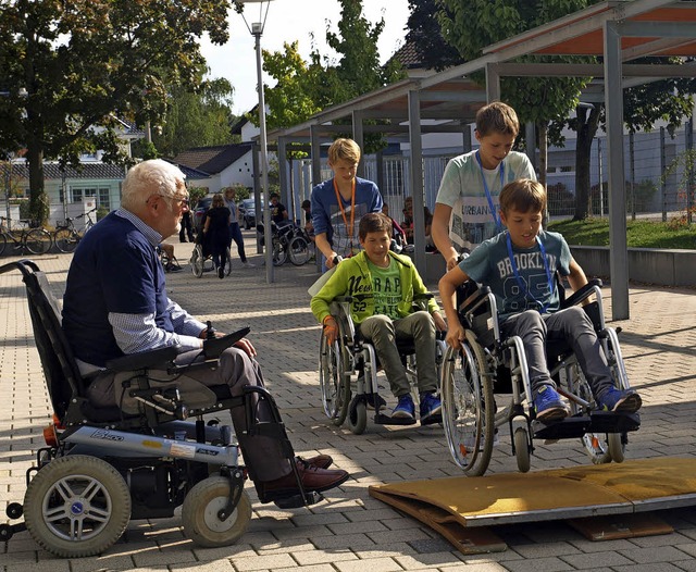 Mal was anderes: einige Schler erstmals im Rollstuhl  | Foto: Rollifreunde