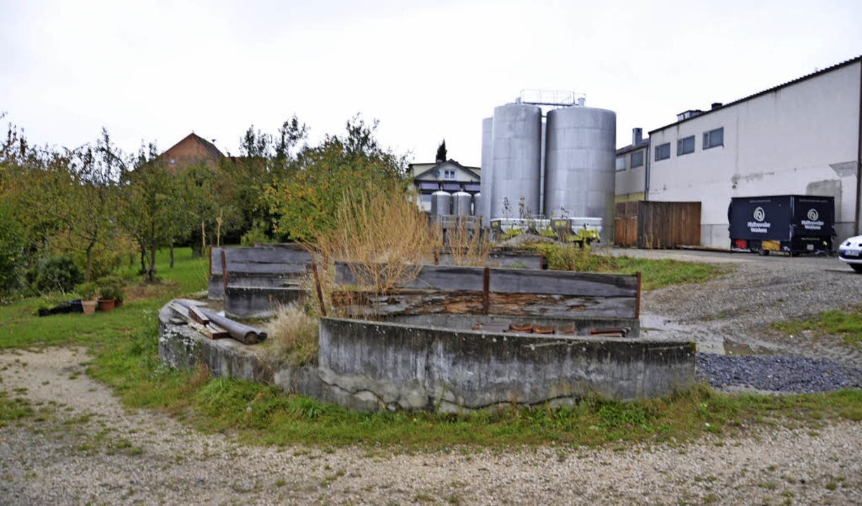 Die WG plant auf ihrem Gelnde (rechts ab Ende der Mauer) eine Lagerhalle   | Foto: Hesser