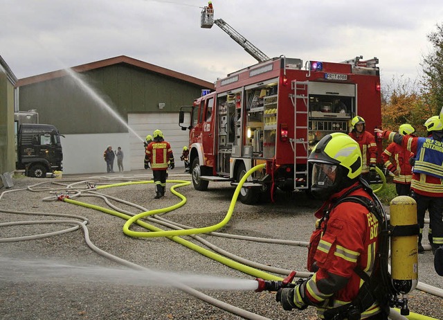 Auf dem Weingut Ambs ben die Feuerweh...nd zu lschen und Menschen zu retten.   | Foto: Horst David