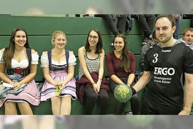 Im Dirndl am Spielfeldrand