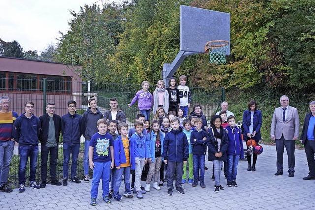 Ein neues Basketballfeld