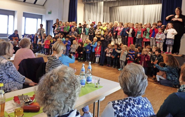 Kindergartenkinder singen fr die Seni...erweiterten Quartierscaf in Stetten.   | Foto: Johanna Hgg