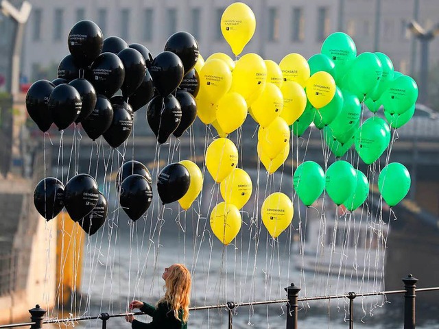 Wer lsst sie fliegen? Luftballons in ...ntarischen Gesellschaft an der Spree.   | Foto: dpa