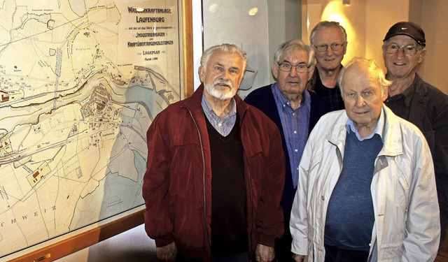 Vor einer  alten Karte der Wasserkraft...lmcke und Richard Kaiser (von links)   | Foto: Reinhard Herbrig