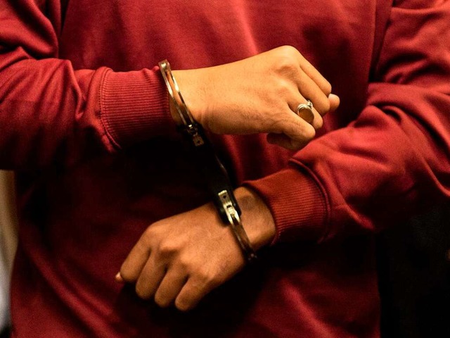 Der Angeklagte in Handschellen bei der Verhandlung  | Foto: dpa