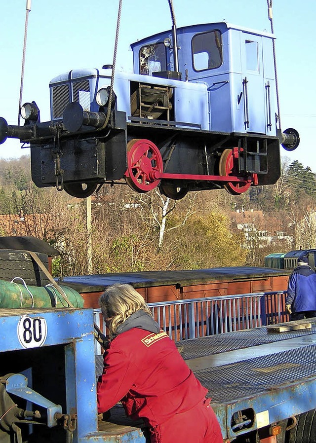 Die Lok der Werksbahn des Wehrle-Werks wurde 2006 an den Haken genommen.   | Foto: Walser