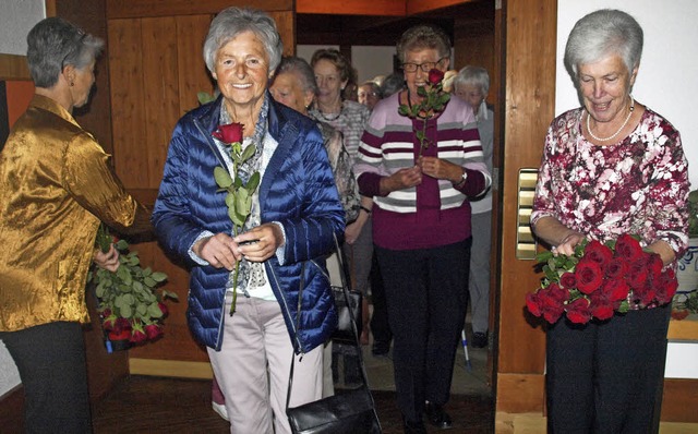 Zur Feier ihres 100-jhrigen Bestehens...en Hnden der Vorstandsdamen eine Rose  | Foto: Karin Stckl-Steinebrunner