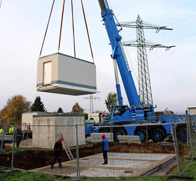 Drei  ber 20 Tonnen schwere Bauteile ...ie Technik fr das schnelle Internet.   | Foto: Dose