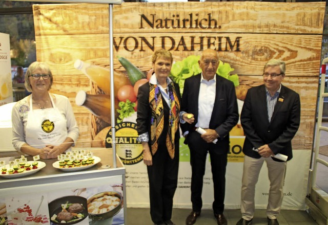 Sabine Franke (links) von der Firma We...gemeinschaft fr Qualittserzeugnisse.  | Foto: Rolf Reimann