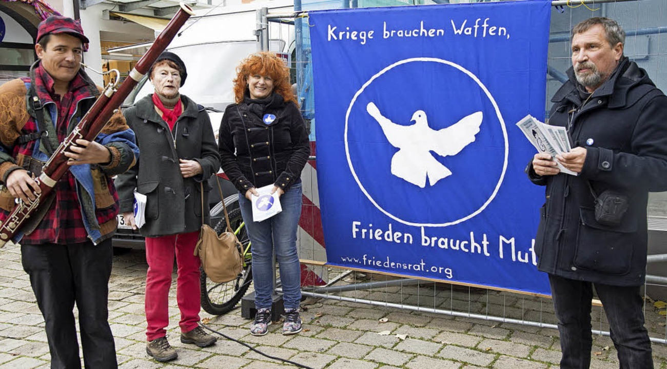 Zum Auftakt der Friedenswochen warben ...n der Fußgängerzone für das Programm.   | Foto: Archiv:  Münch