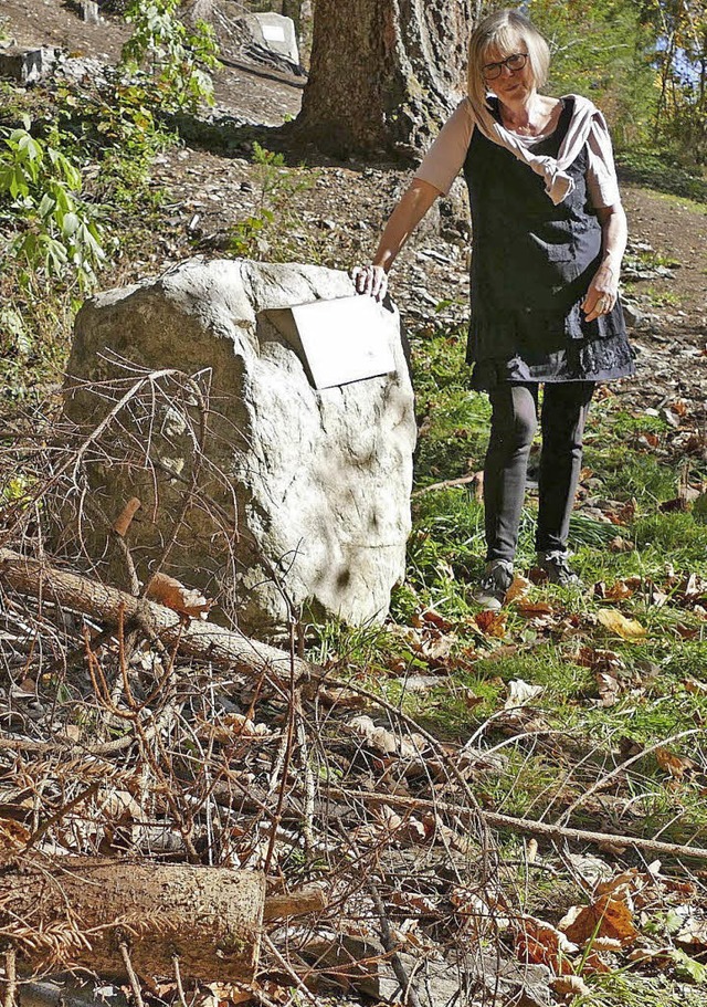 Ursula Guth-Thimm an dem verschobenen Stein mit der beschdigten Gedichtetafel  | Foto: Tanja Bury