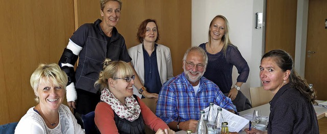 Die Teilnehmer in einer Arbeitspause. ...r, Brigitte Seidel und Esther Hagenow   | Foto: d. philipp