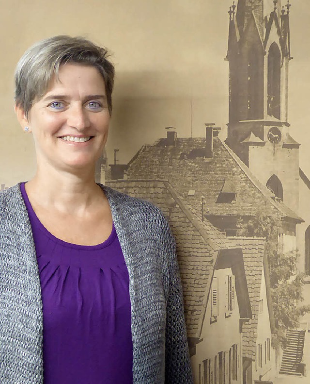 Irene Leicht vor einer  Aufnahme der evangelischen Stadtkirche.  | Foto: Gerhard Kiefer